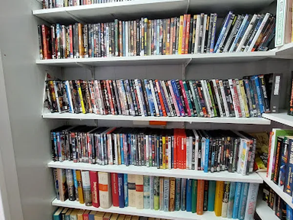 Witte stellingen met honderden dvd's en blu-rays netjes op rij gerangschikt