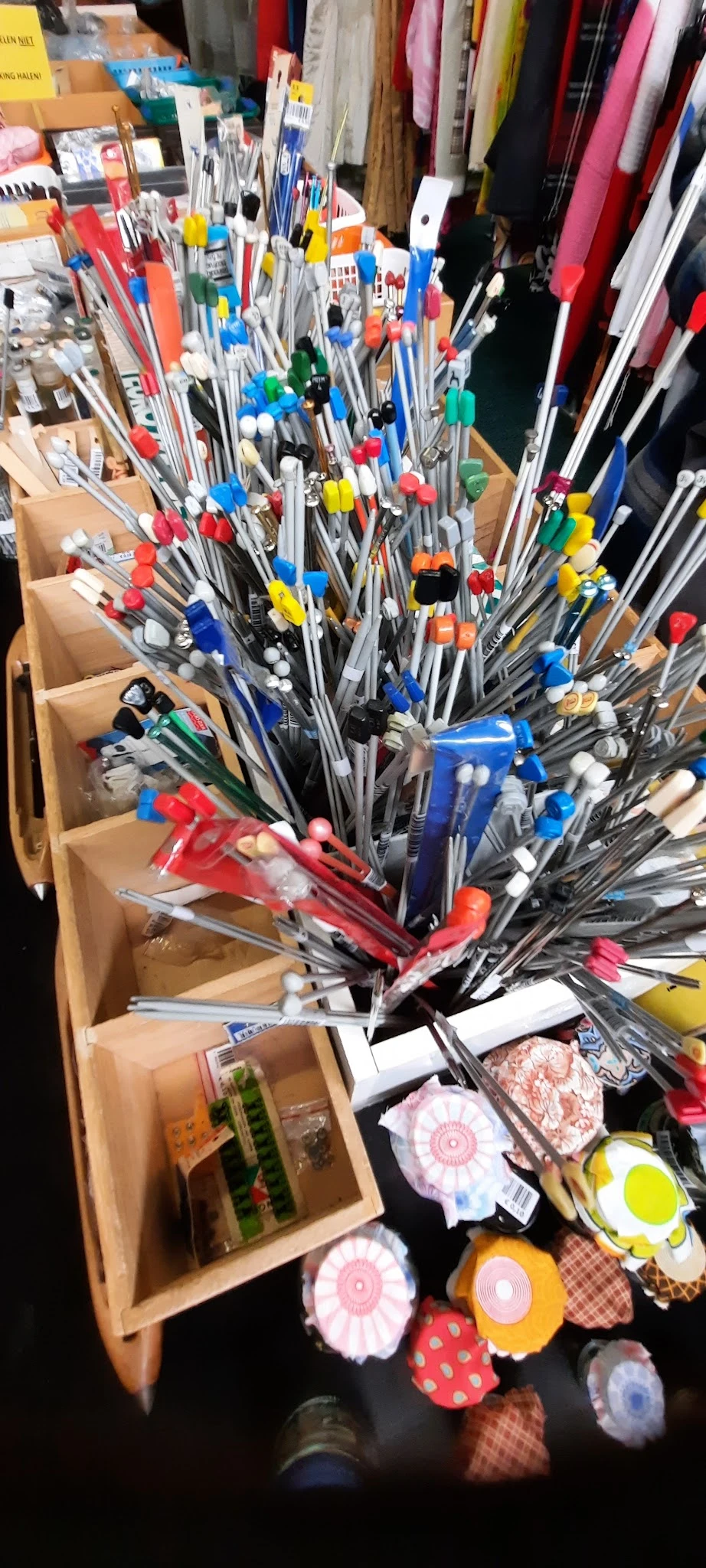 Grote hoeveelheid gereedschap en handgereedschappen chaotisch opgestapeld in kartonnen dozen