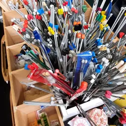 Grote hoeveelheid gereedschap en handgereedschappen chaotisch opgestapeld in kartonnen dozen