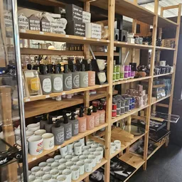 Houten stellingen met cosmetica, crèmes en verzorgingsproducten in flessen en potten