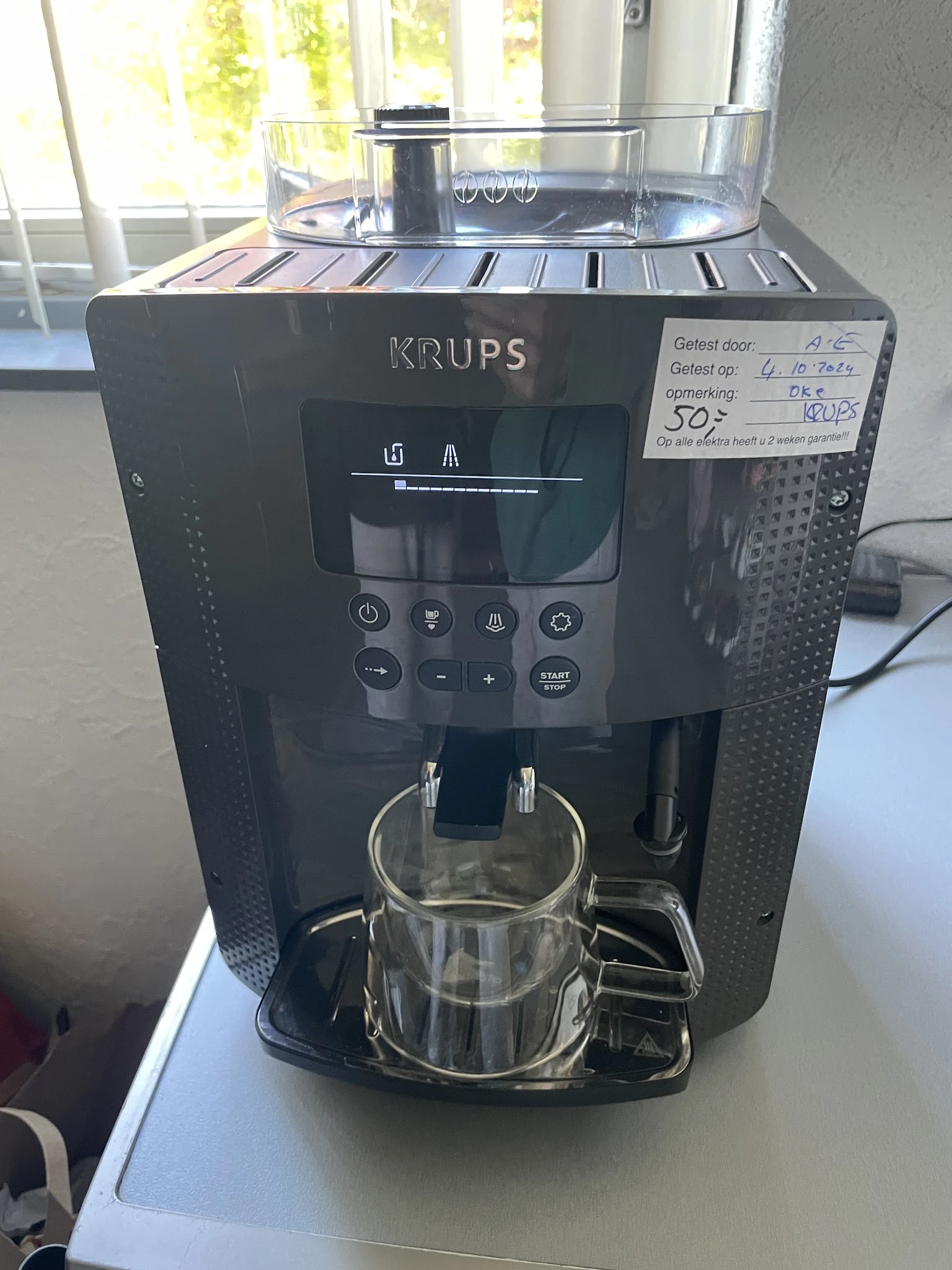 Zwart Krups koffiezetapparaat met digitaal display en bedieningsknoppen