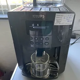 Zwart Krups koffiezetapparaat met digitaal display en bedieningsknoppen