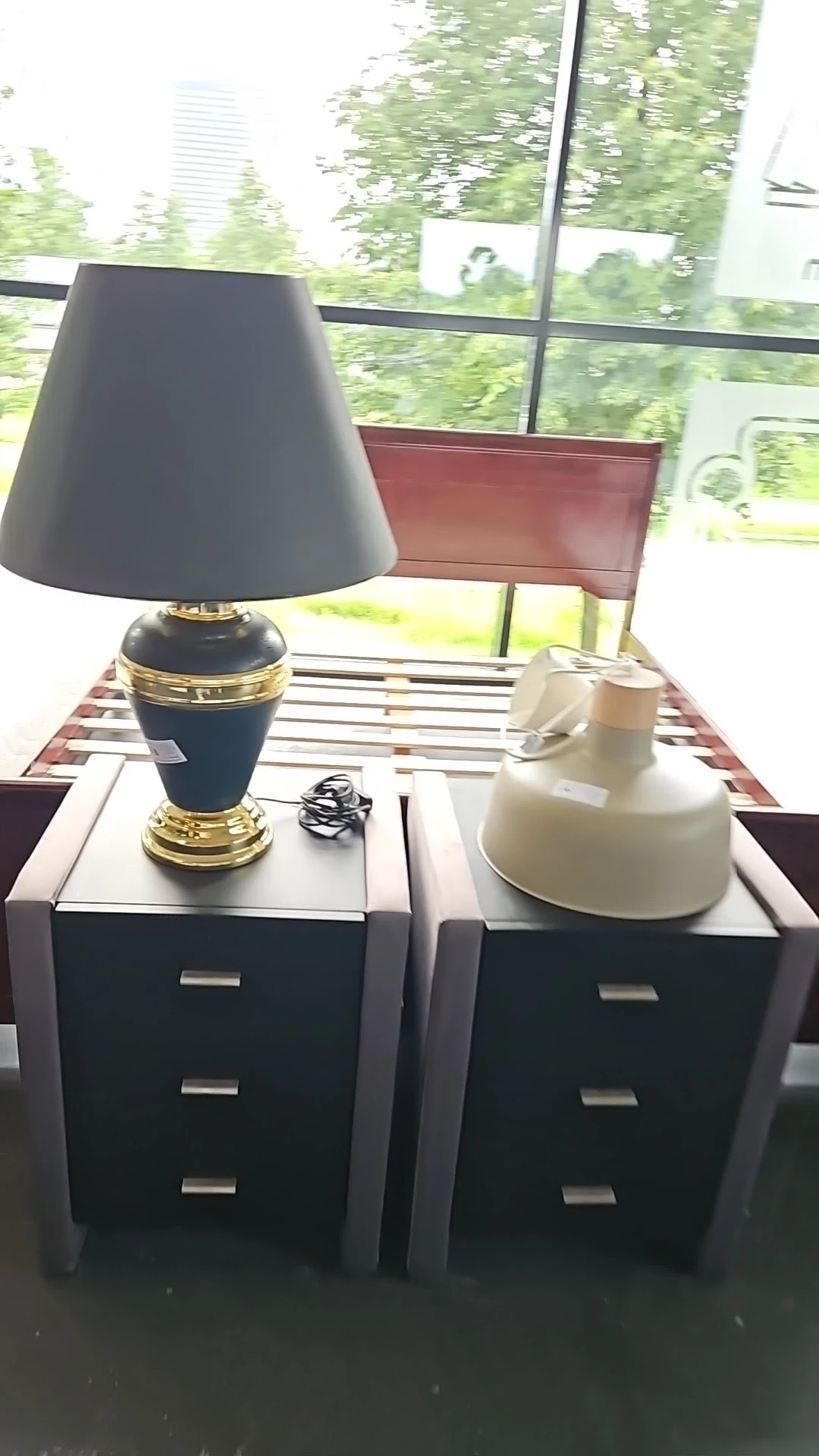Zwarte tafellampen met goudkleurige voet en witte kap op houten meubels