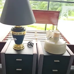 Zwarte tafellampen met goudkleurige voet en witte kap op houten meubels