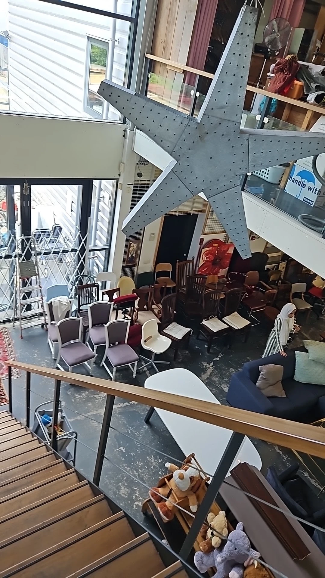 Winkelvloer met uitgestalde stoelen en meubels, gezien vanaf verhoging