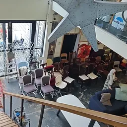 Winkelvloer met uitgestalde stoelen en meubels, gezien vanaf verhoging