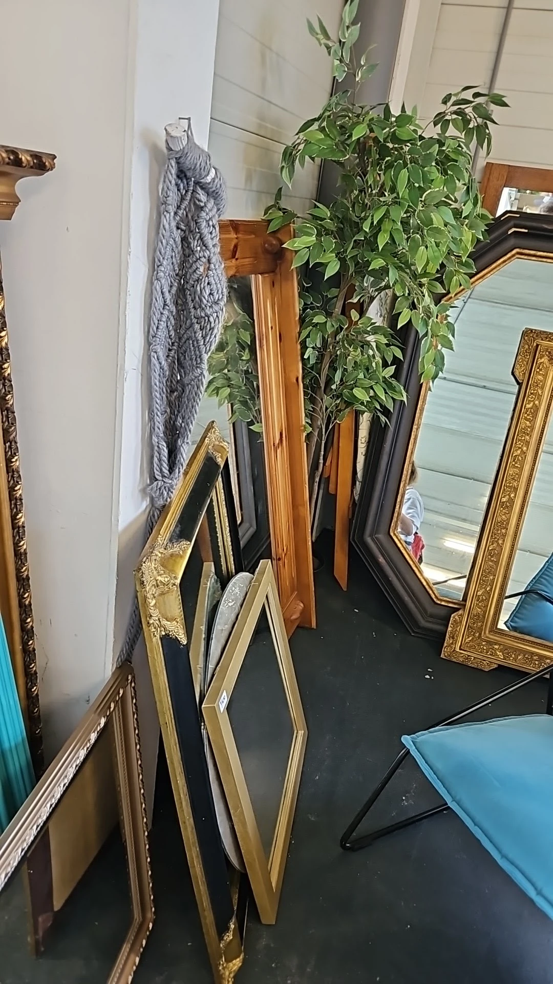 Diverse spiegels in verschillende frames en maten tegen de muur gestapeld
