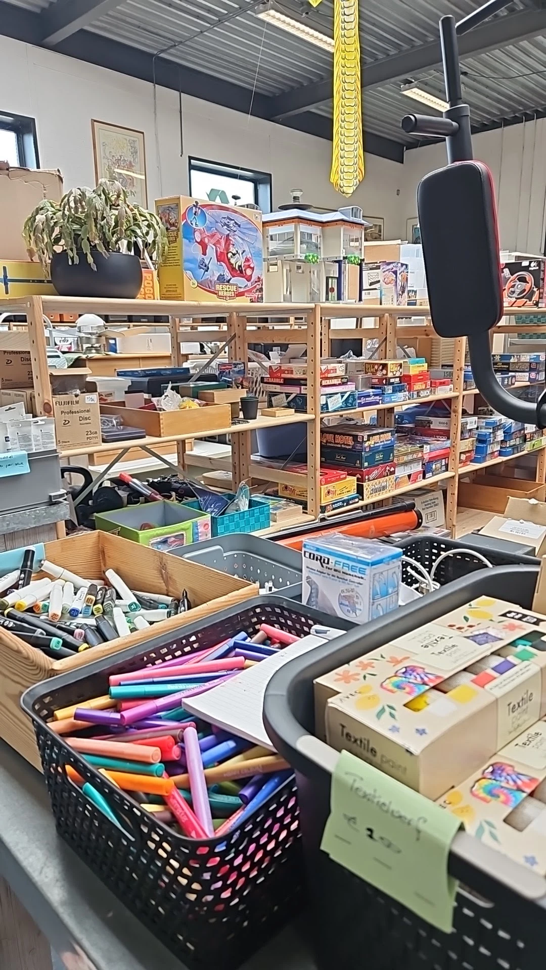 Werkplekken met houten opbergkastjes vol doos- en potloden, kantoorbenodigdheden en diverse spullen
