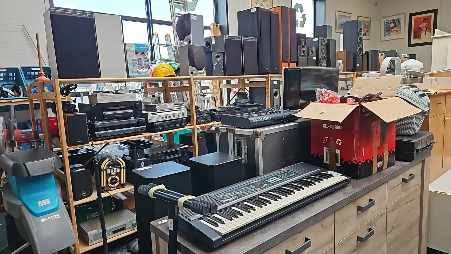 Werkstation met keyboards, synthesizers, speakers en muziekequipment in verschillende formaten