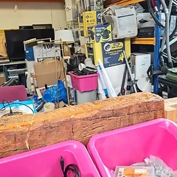 Rommelige winkelruimte vol dozen, kisten, elektronica en diverse spullen