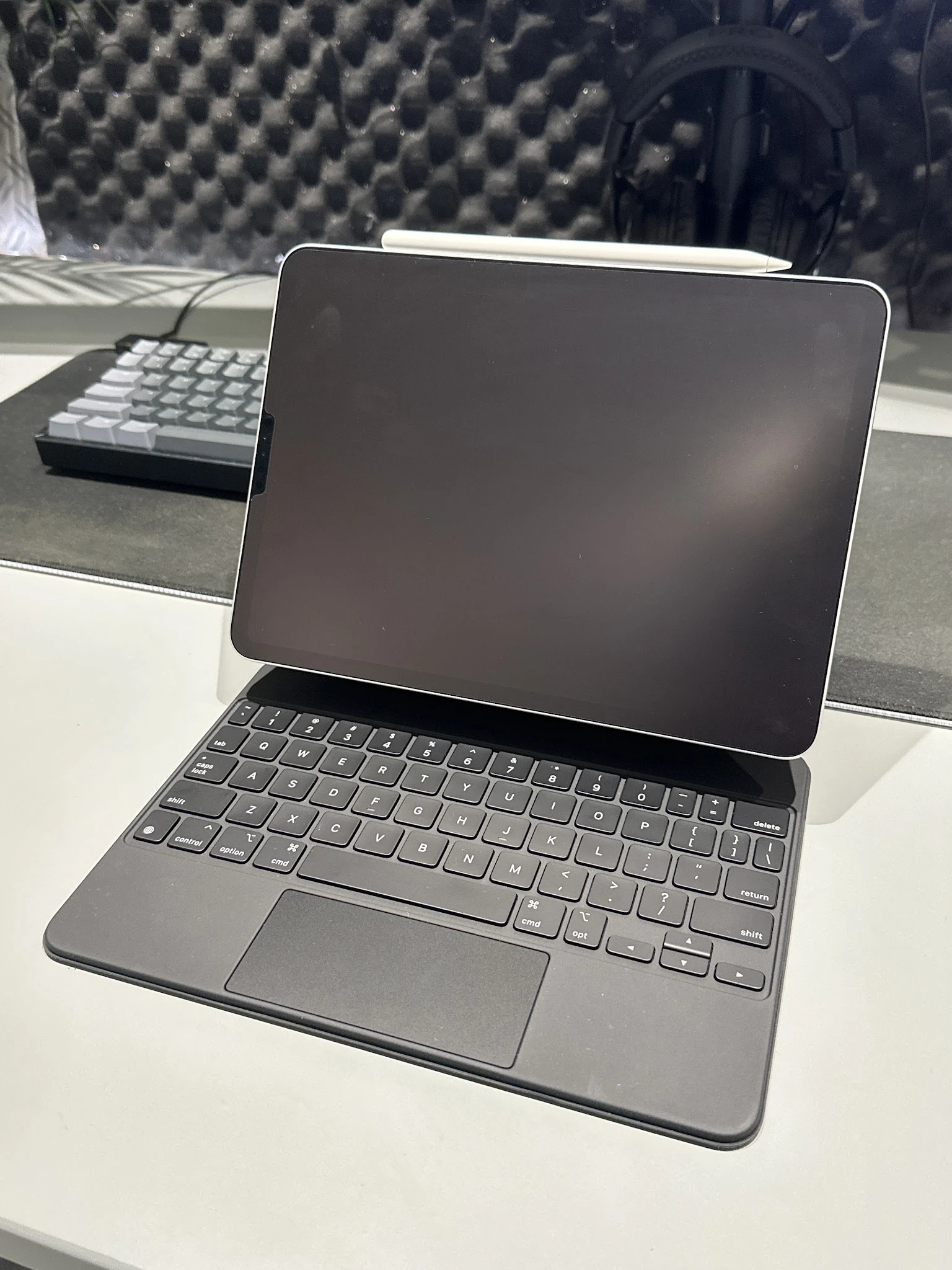 Laptop met toetsenbord en trackpad, grijs, open op witte ondergrond