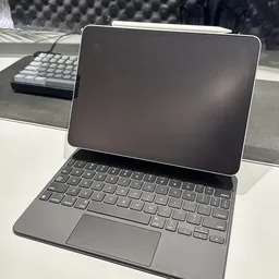 Laptop met toetsenbord en trackpad, grijs, open op witte ondergrond