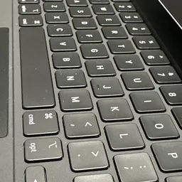 Close-up van toetsen van een laptop of keyboard met zichtbare stofafzetting