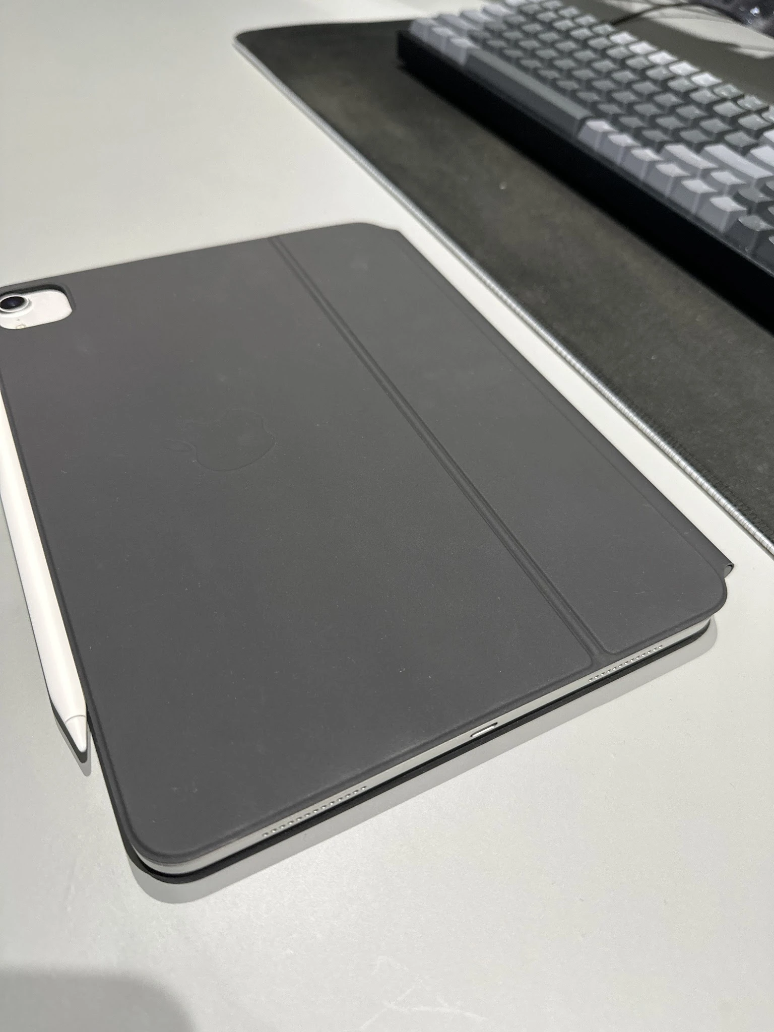 Grijze iPad-hoes of tablet-case met zwarte kunstof omslag op een witte ondergrond