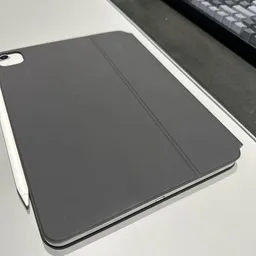 Grijze iPad-hoes of tablet-case met zwarte kunstof omslag op een witte ondergrond