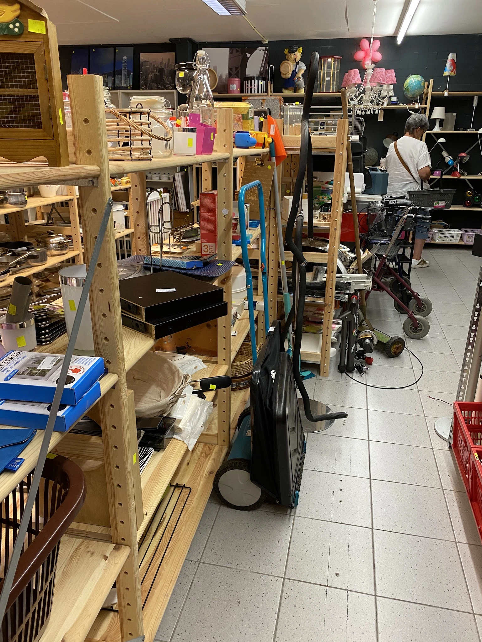 Winkelvloer met houten stellingen, fietsen, en diverse tweedehands artikelen