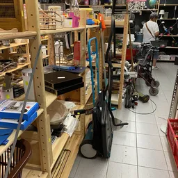 Winkelvloer met houten stellingen, fietsen, en diverse tweedehands artikelen