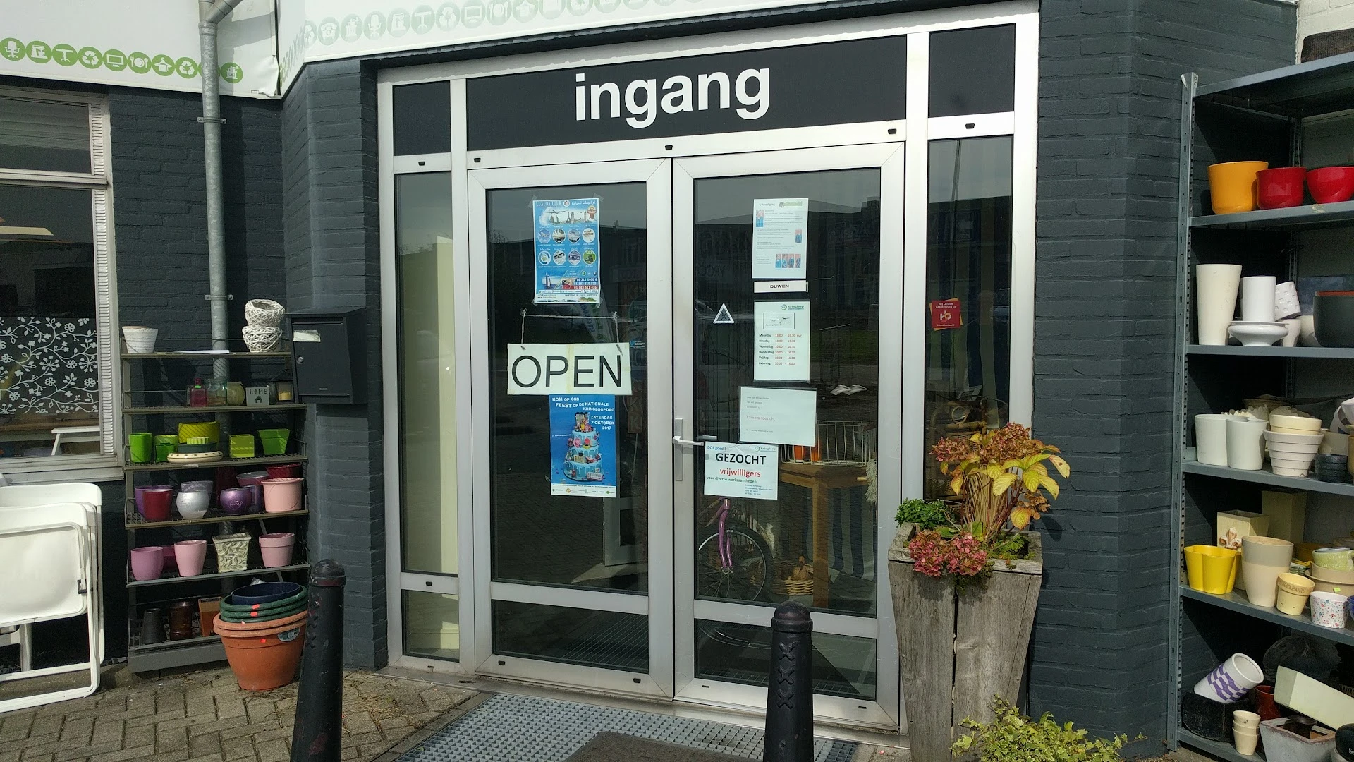 Stichting Kringloop Giessenlanden, in Arkel met tweedehands boeken, gereedschappen en huis- en inrichting