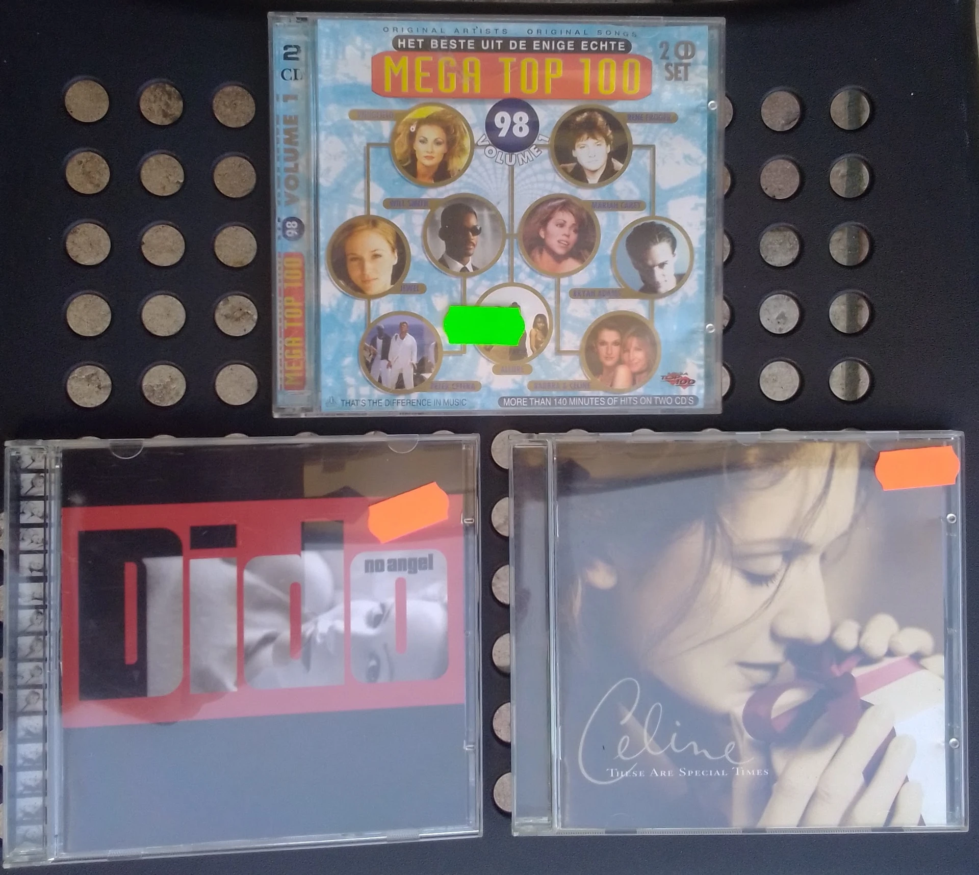 Collectie tweedehands cd's uitgestald, waaronder popmuziek uit de jaren 90