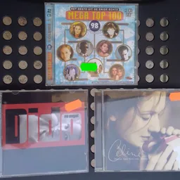 Collectie tweedehands cd's uitgestald, waaronder popmuziek uit de jaren 90