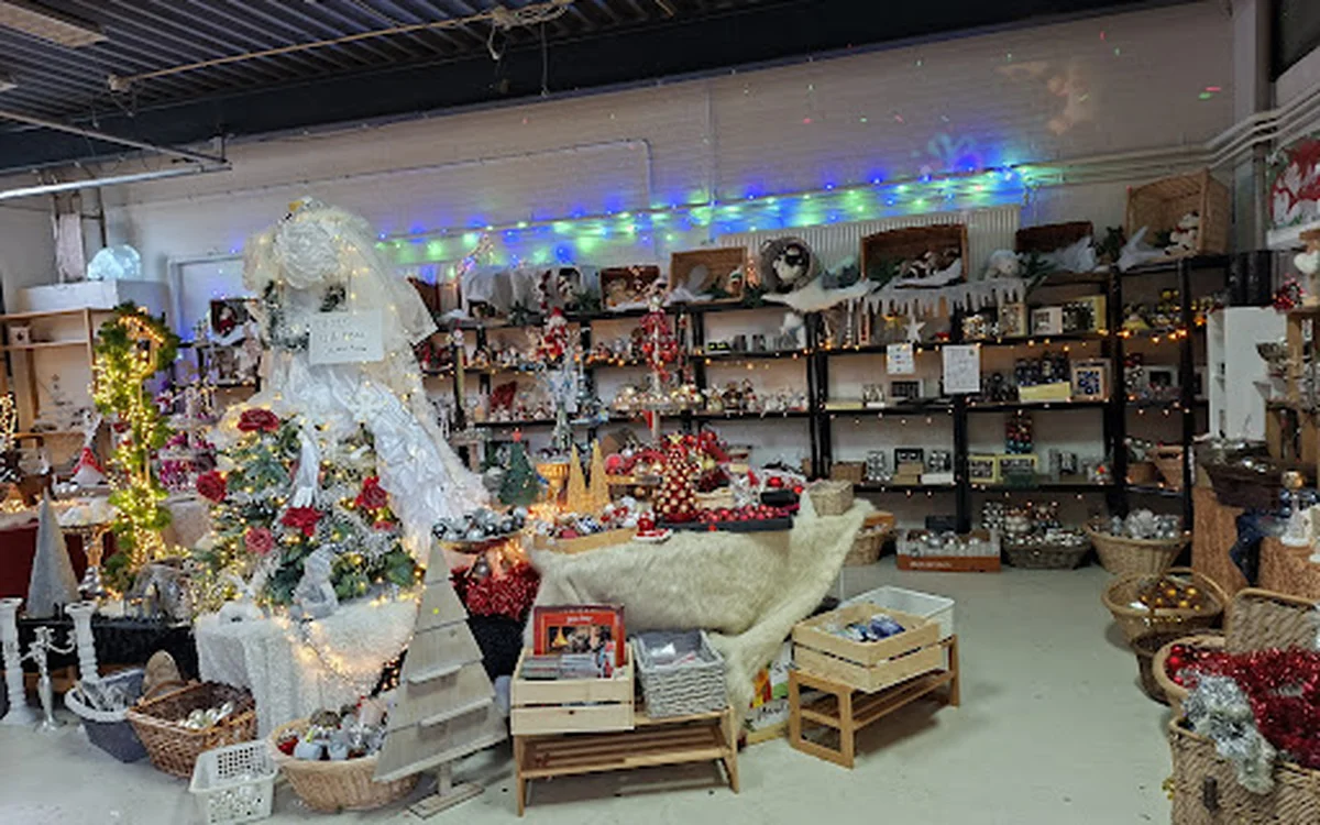 Winkelvloer met uitgestalde kerstdecoraties, bloemen en diverse artikelen op rekken tegen de muur