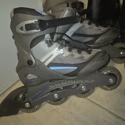 Paar Salomon inline skates met grijze en blauwe details, close-up van de schoenen
