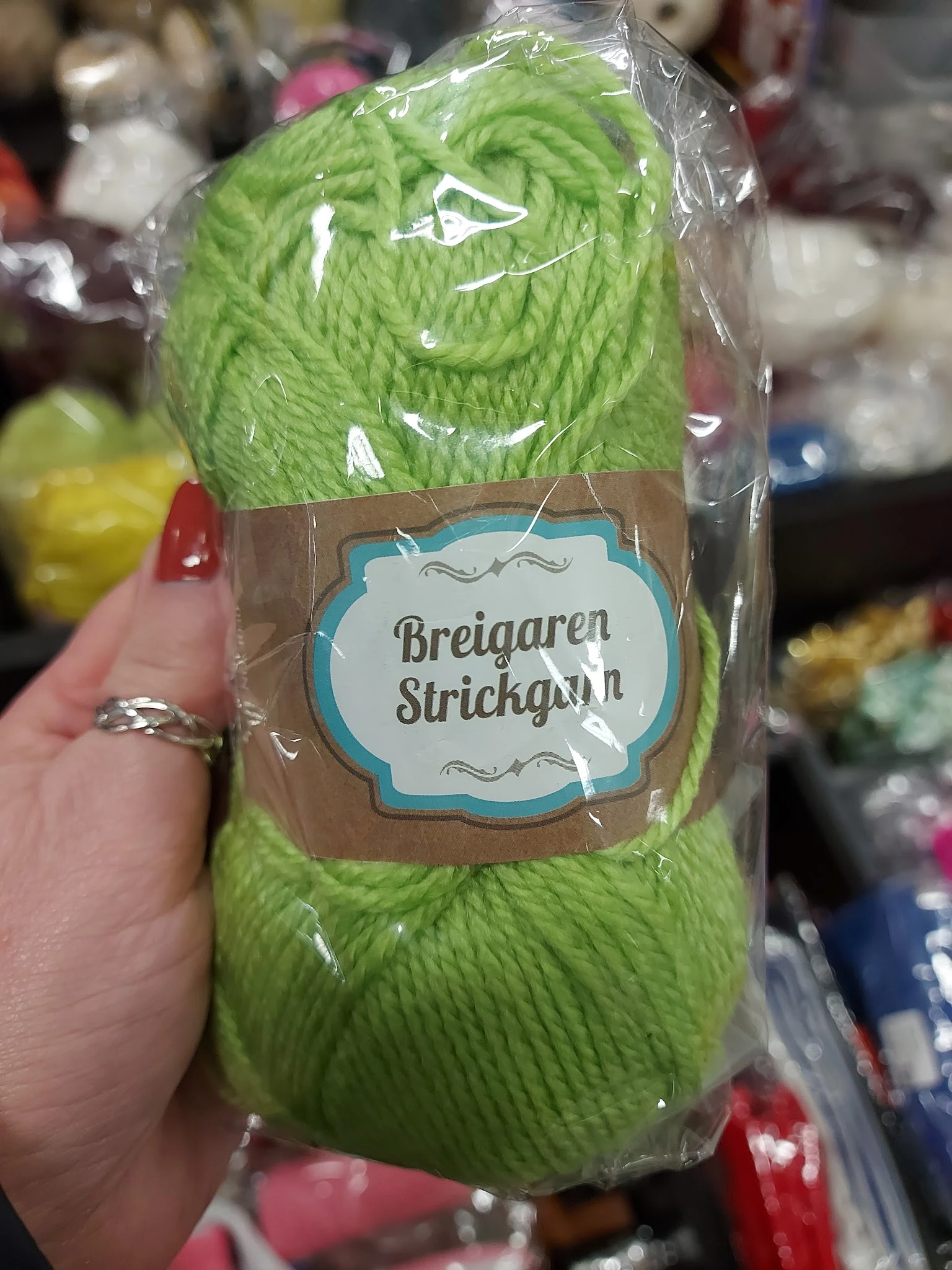Groene breiwol in verpakking met bruin label 'Breigaren Strichgarn'