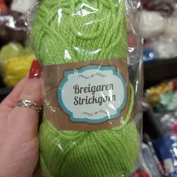 Groene breiwol in verpakking met bruin label 'Breigaren Strichgarn'