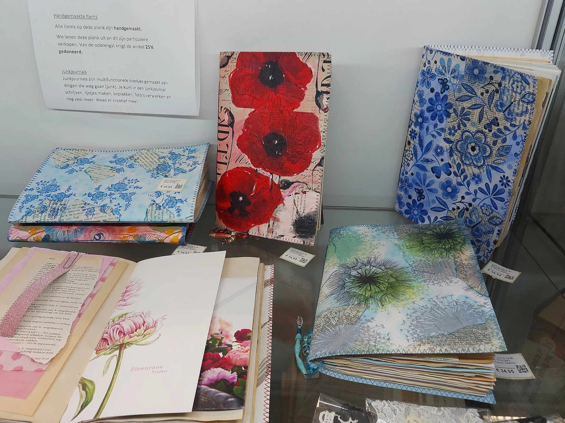 Uitgestalde stoffering en notitieboeken met bloemmotieven en patronen op een tafel