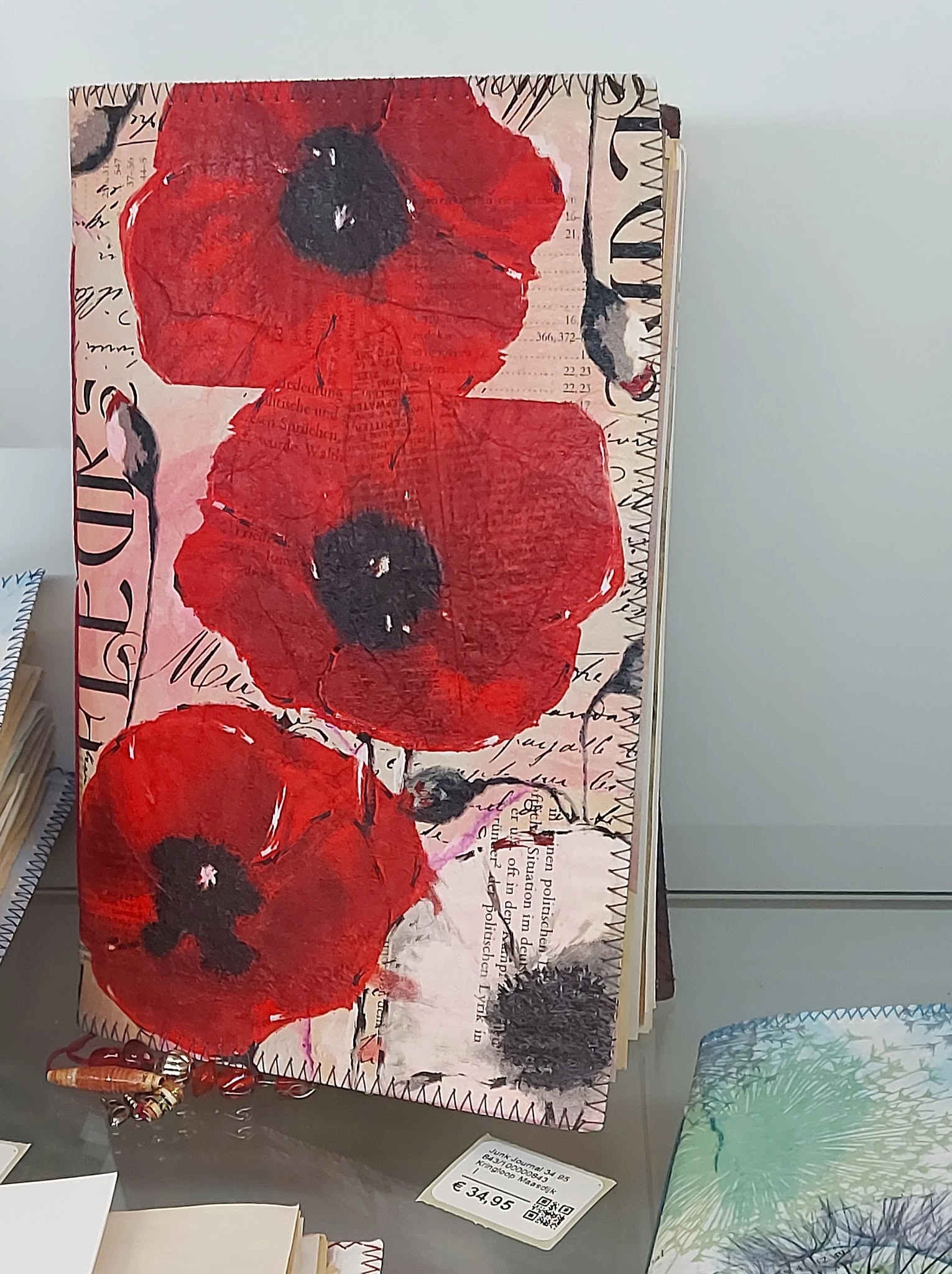 Kunstwerk met rode bloemen op papier met tekst en schetswerk