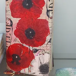 Kunstwerk met rode bloemen op papier met tekst en schetswerk