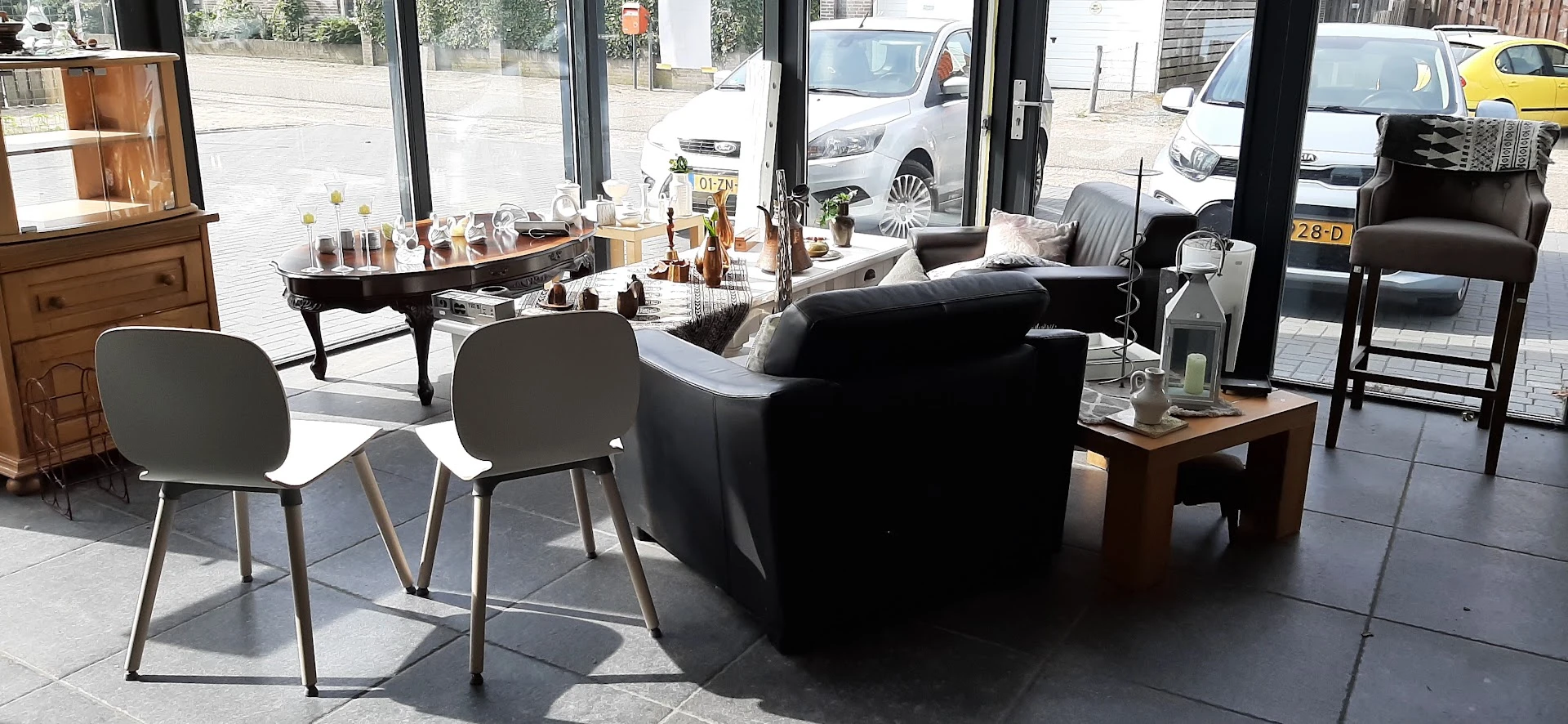 Stichting Kringloop Overlangel in Ravenstein met tweedehands boeken, huis- en inrichting en stellingen