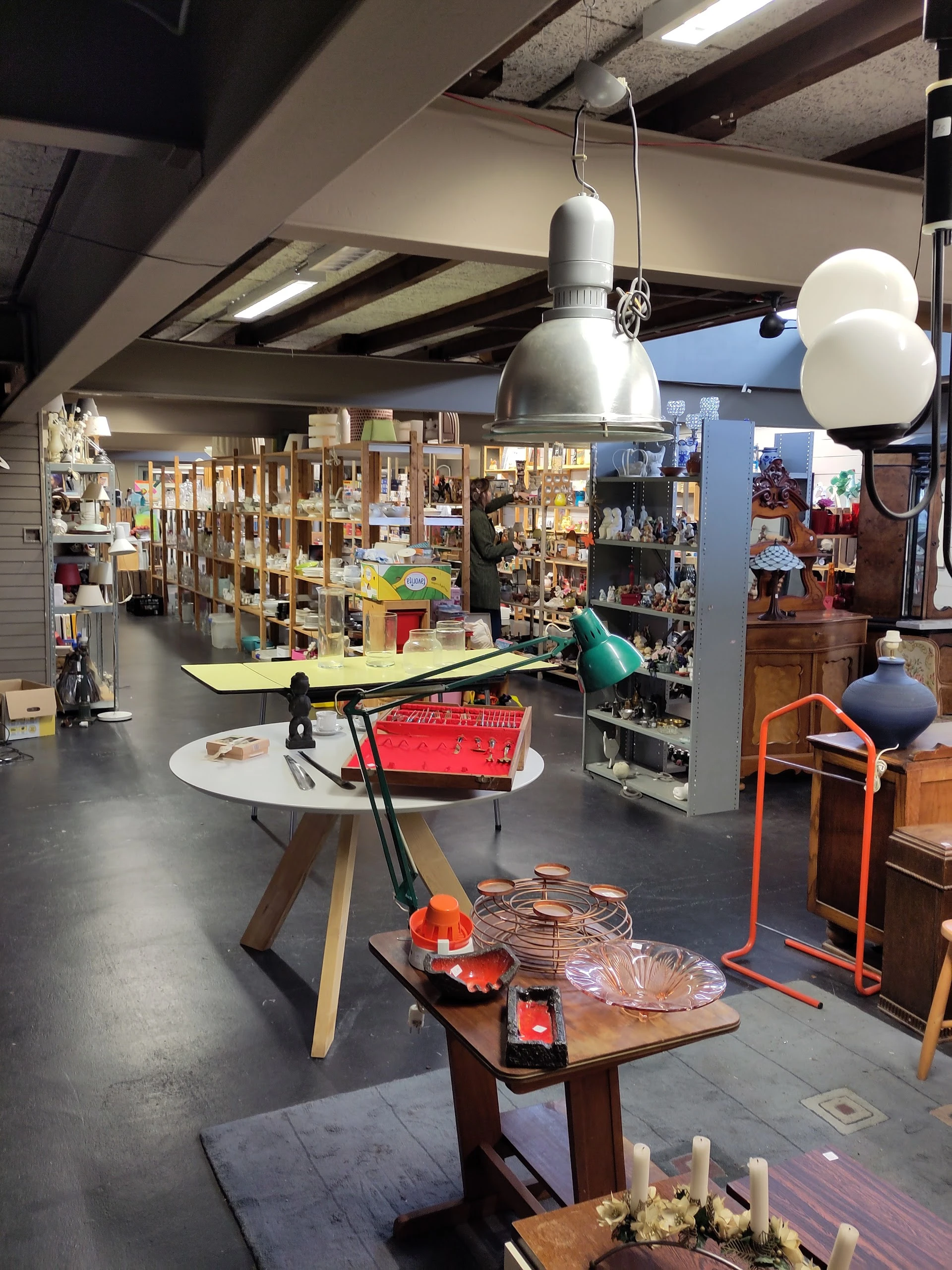 Stichting kringloop 't Groene Hart in De Bilt met tweedehands bedden, boeken en gereedschappen