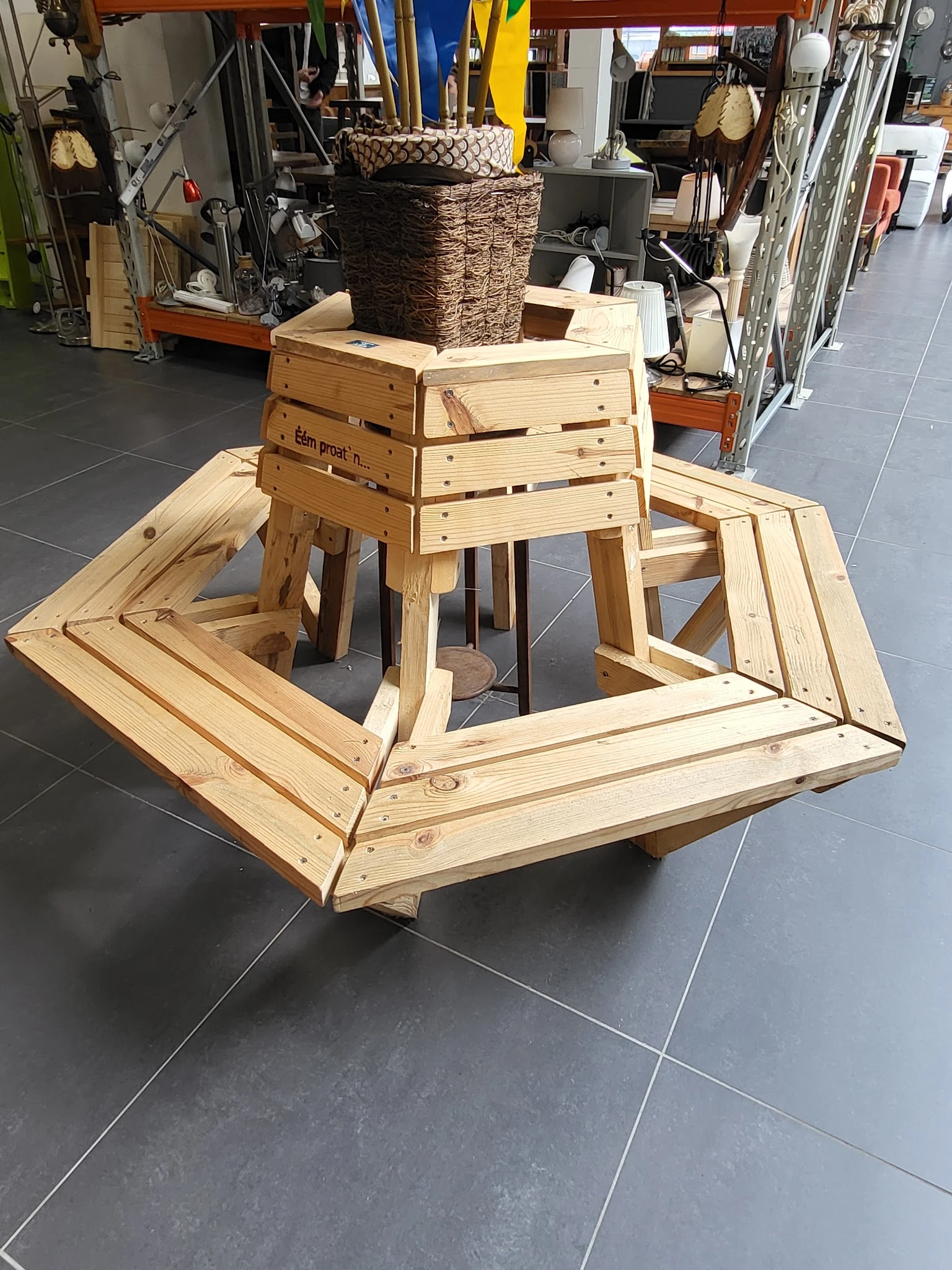 Houten meubelstuk in aanbouw met ladenblok bovenop en trapvormige houten constructie eronder