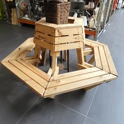 Houten meubelstuk in aanbouw met ladenblok bovenop en trapvormige houten constructie eronder