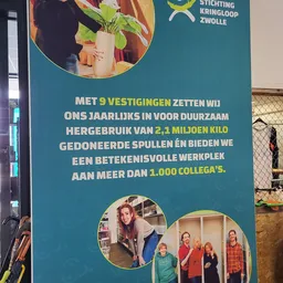 Informatiepaneel met tekst over jaarlijkse afvalverwerking en aantal collega's van de kringloopwinkel