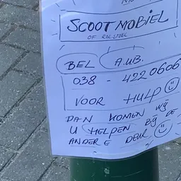 Handgeschreven notitie op papier met tekst over scootmodel en contactgegevens