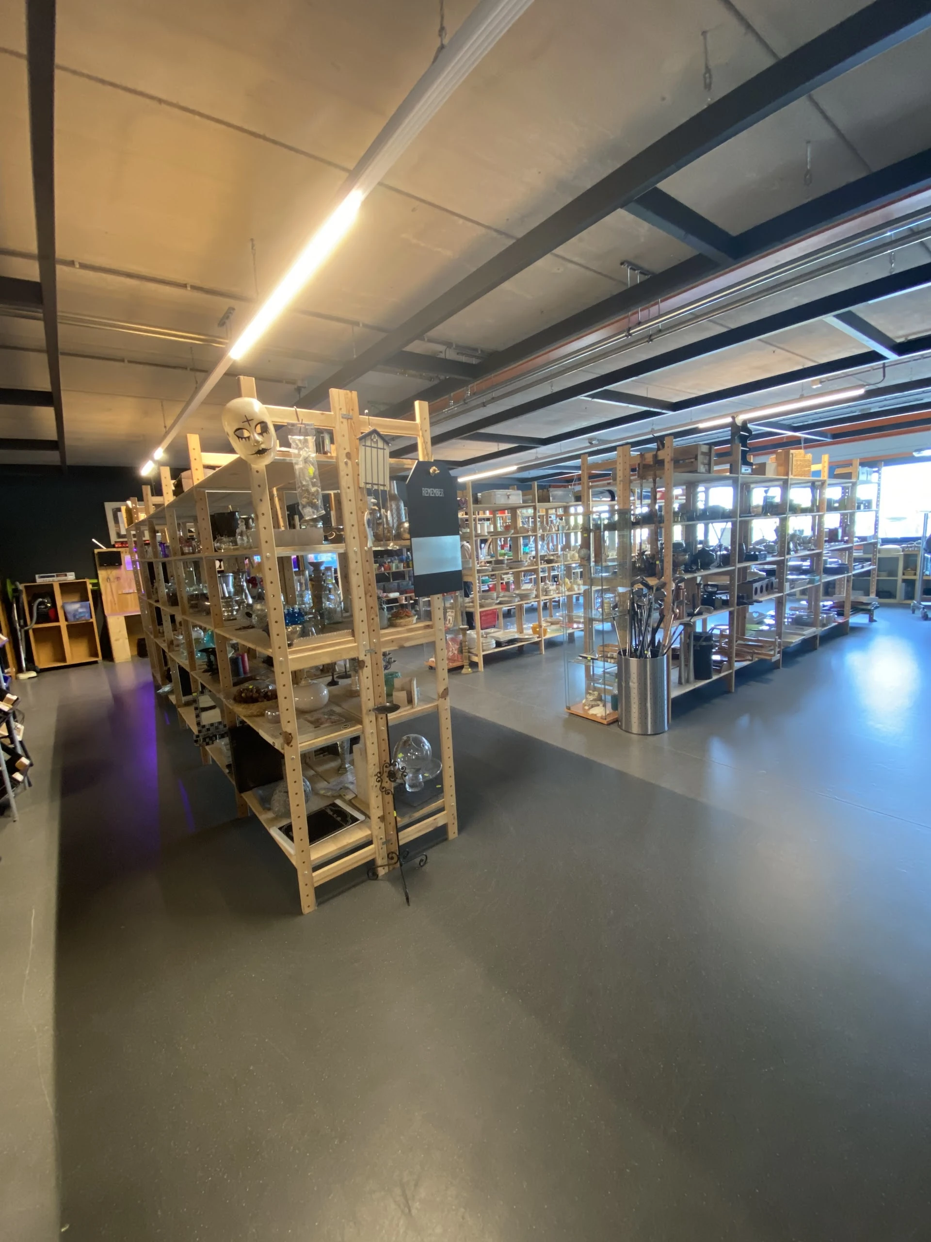 Stichting Kringloopbedrijf Borne in Borne met tweedehands boeken, decoratiemateriaal en gereedschappen