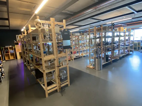 Winkelvloer met houten stellingen vol spullen en blauwe kasten op de achtergrond