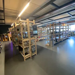 Winkelvloer met houten stellingen vol spullen en blauwe kasten op de achtergrond