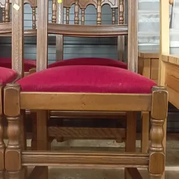 Houten bankje met magenta fluwelen zitting, tegen spiegelwand