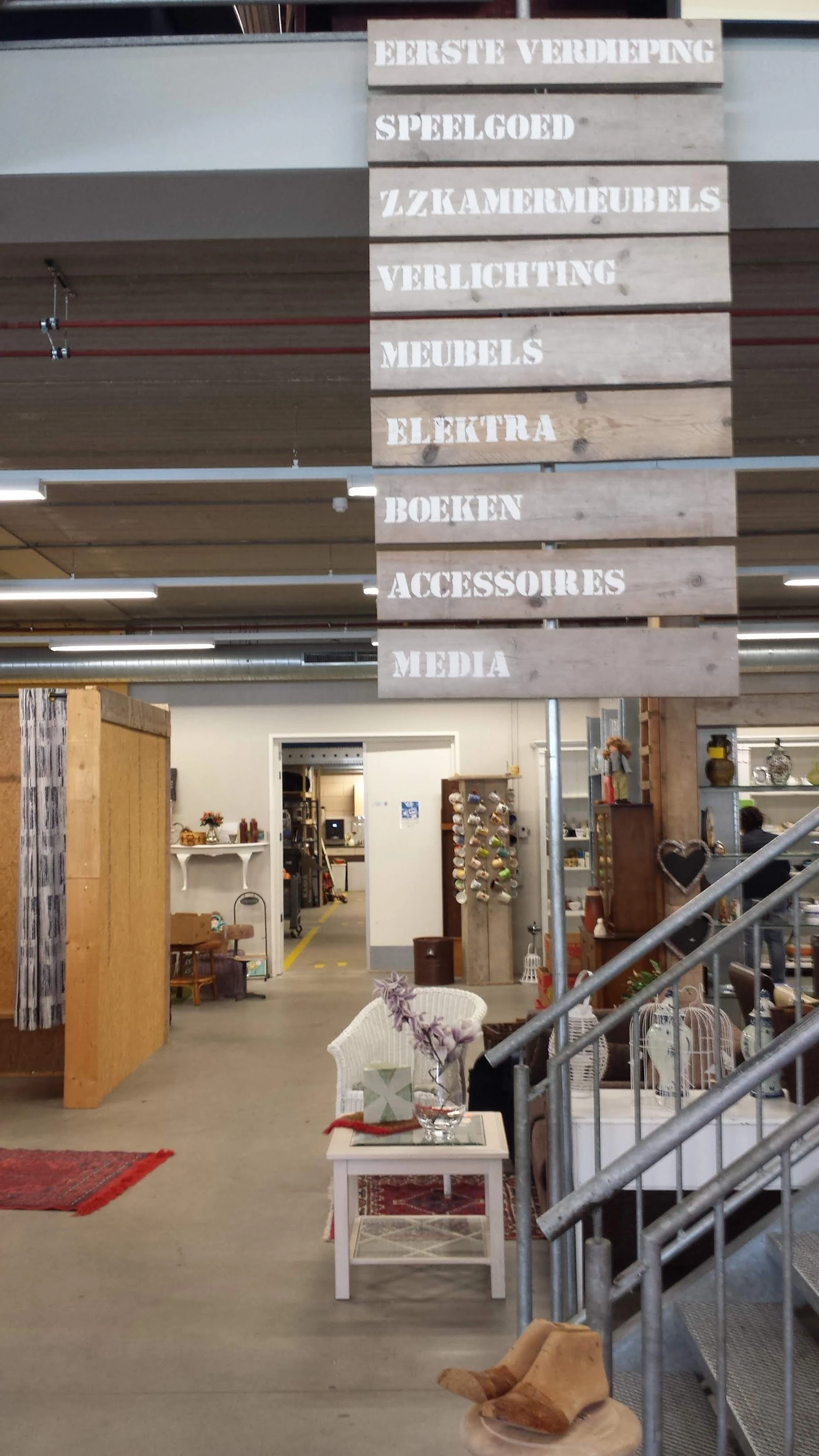 Stichting Kringloopbedrijf De Beurs in Oldenzaal met tweedehands boeken, computers en gereedschappen