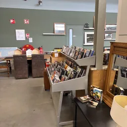 Winkelvloer met DVD- en mediarekken, dozen, kasten en onderdelen van de winkelindeling