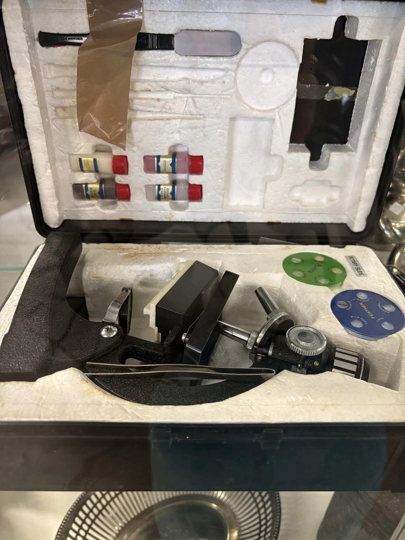 Vintage filmcamera met accessoires in originele koffer