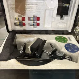 Vintage filmcamera met accessoires in originele koffer
