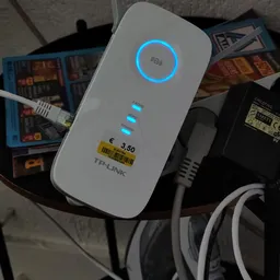 TP-Link wifi-versterker met blauwe LED-indicatoren, prijssticker van €3,50 zichtbaar