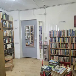 Boekenkasten en stellingen vol met tweedehands boeken en dvd's in een kringloopwinkel
