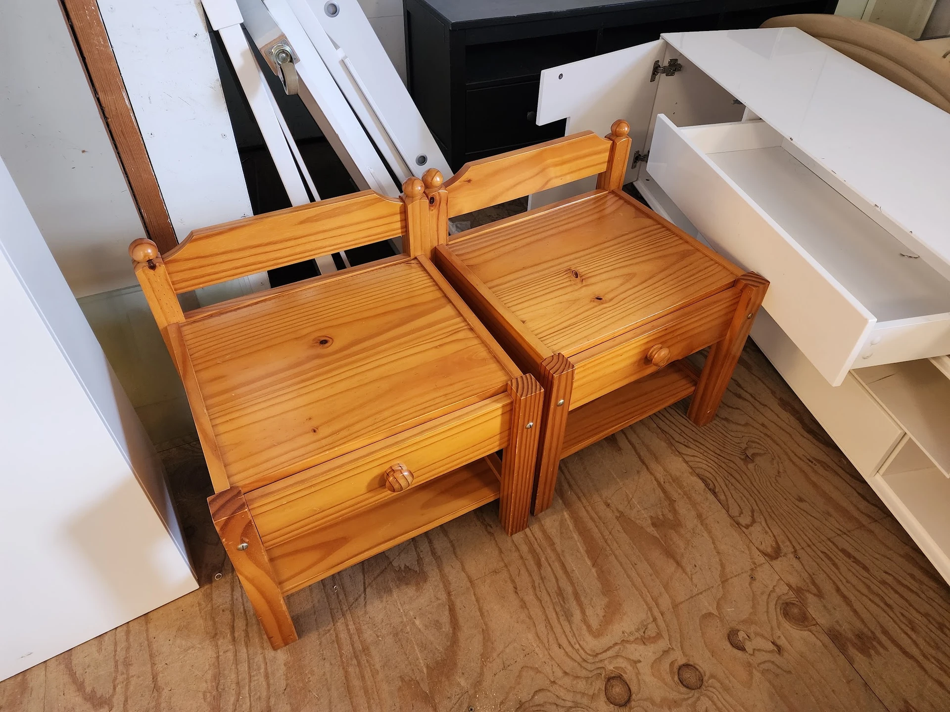 Twee houten kinderstoeltjes met rugleuning naast elkaar op de winkelboer