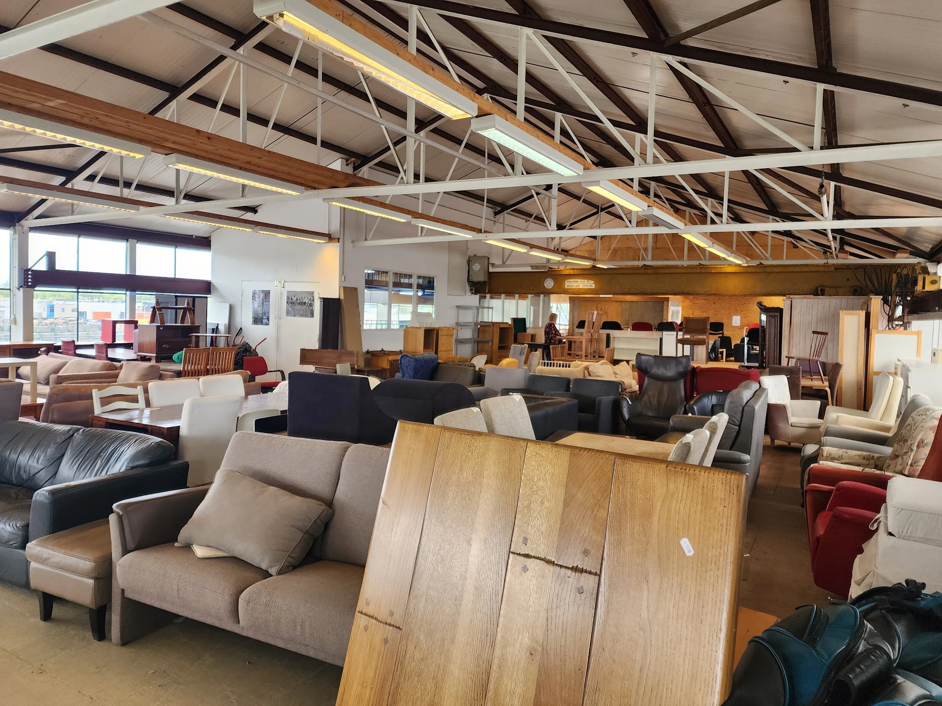 Overzicht van de winkelruimte met diverse meubels zoals banken, stoelen en tafels uitgestald