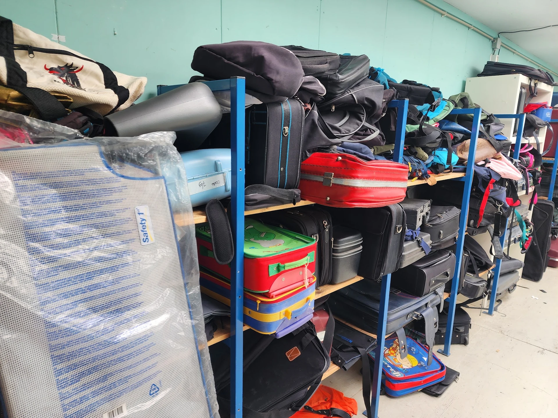 Stellingen met tweedehands koffers, tassen en reisartikelen